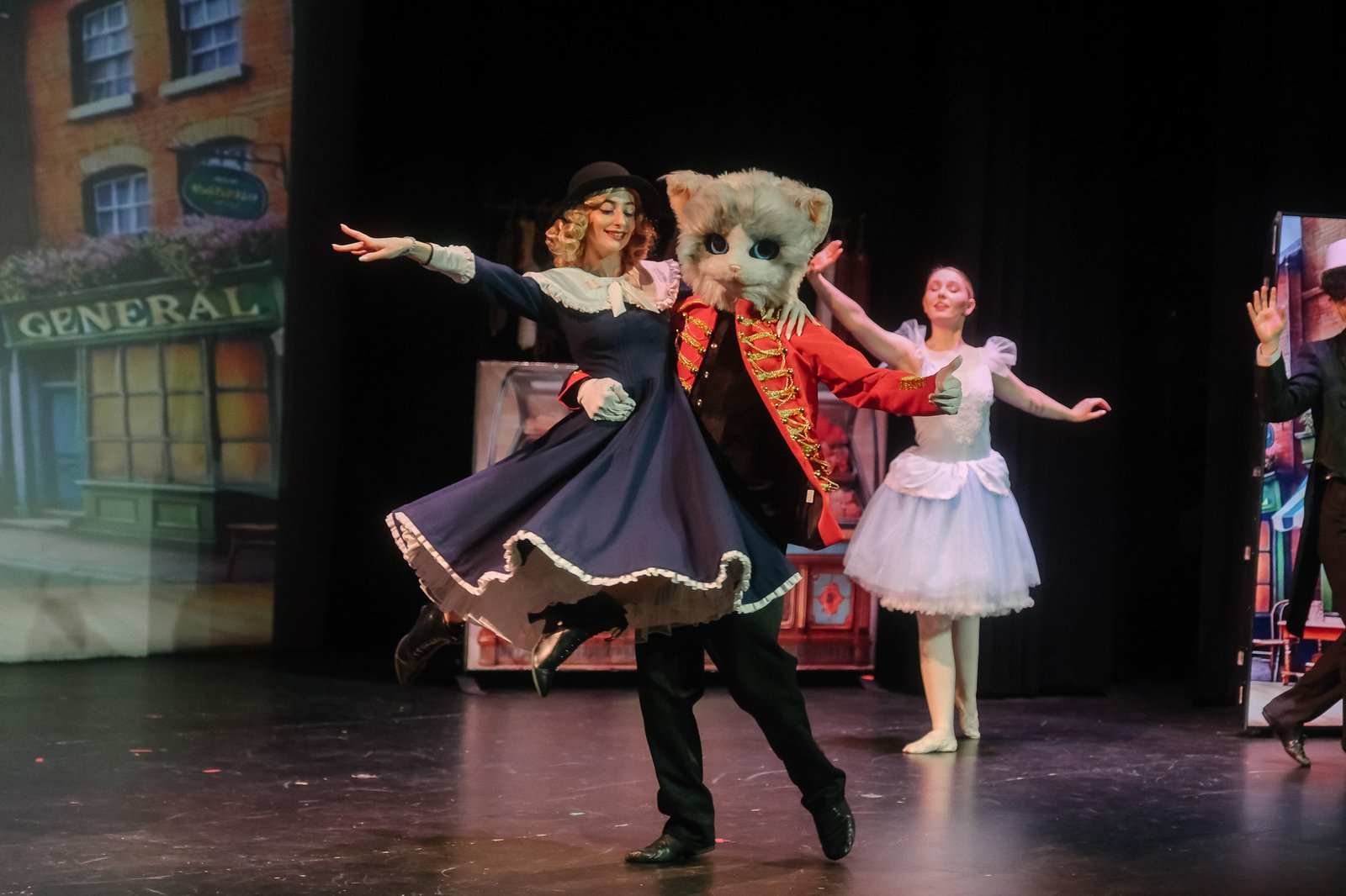 Show photo (wide)